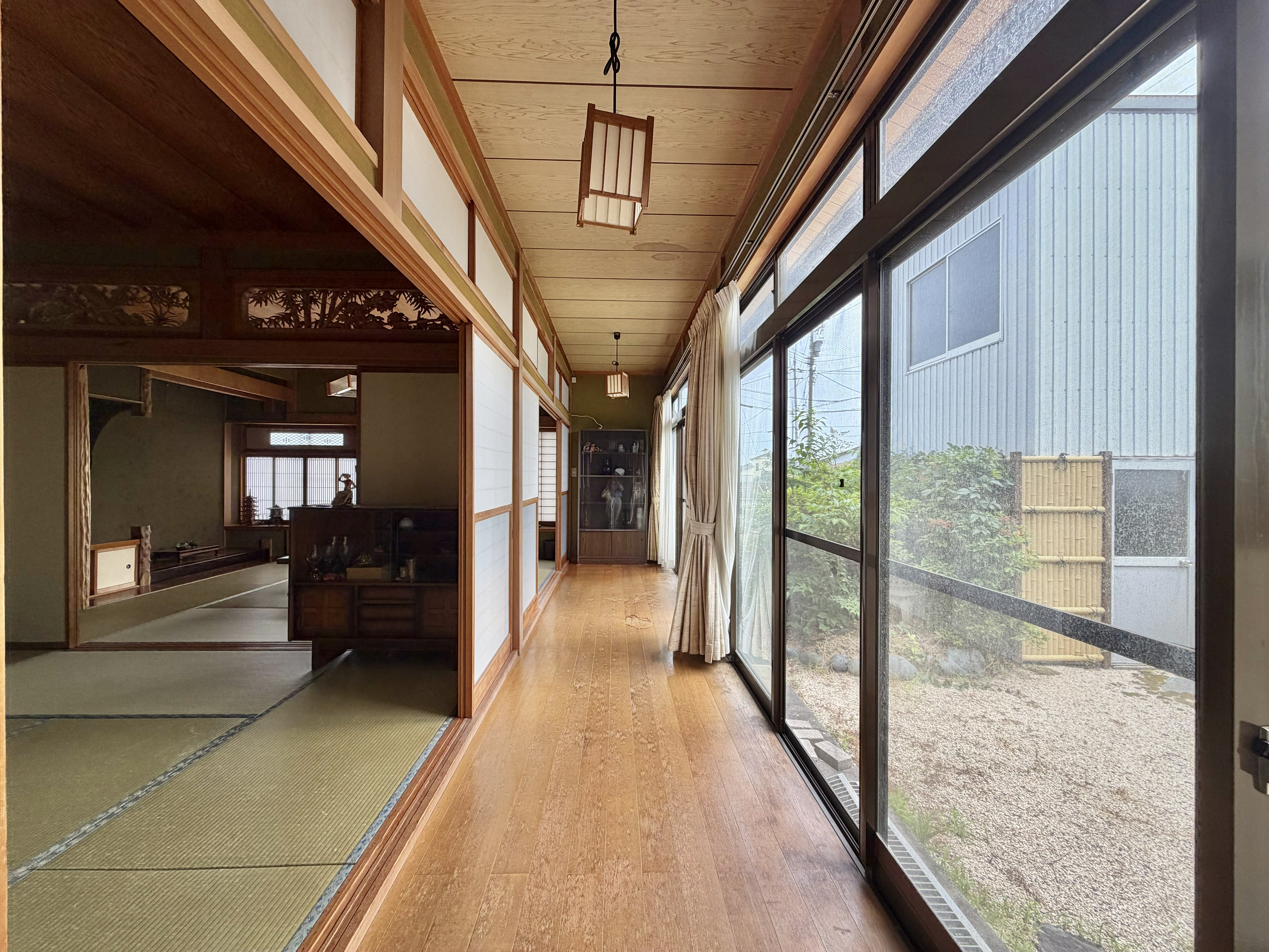 庭を望む明るい広縁