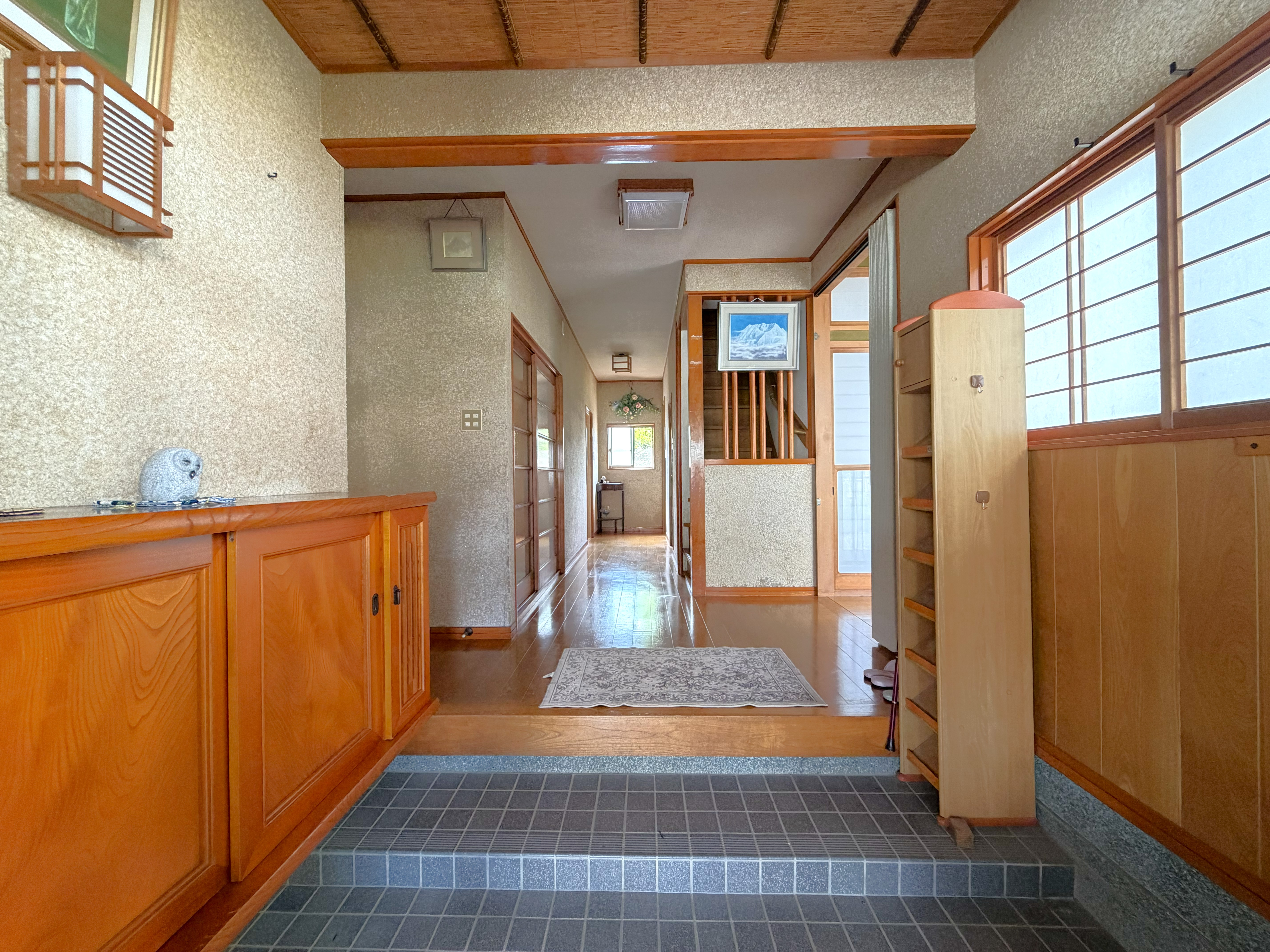 木の温かみを感じる玄関ホール